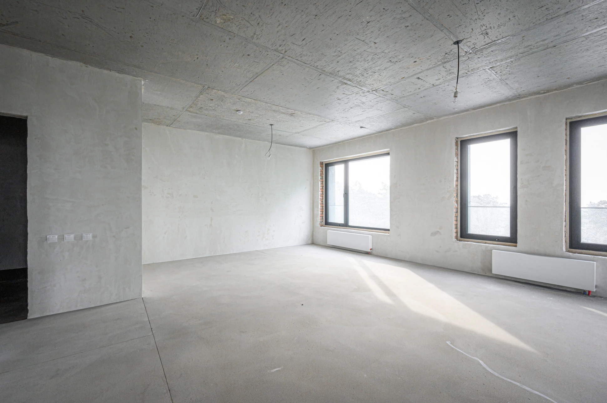 Scène extérieure montrant une maison résidentielle avec échafaudage métallique installé en façade pour travaux de rénovation